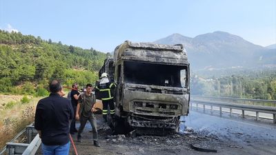Burdur’da buğday yüklü tır alev aldı