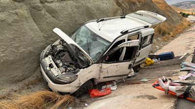 Amasya’da yoldan çıkan araç toprak yığınına çarptı: 4 yaralı