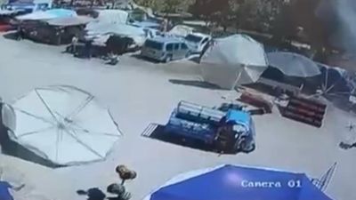 İzmir'de pazar şemsiyesi hamile kadın ve çocuğunun üzerine düştü