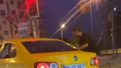 Ankara'da araçta bulunan kadını tekmeleyerek darbetti
