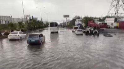Hatay’da etkili olan sağanak yağmur yolları göle çevirdi