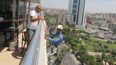 Şanlıurfa'nın endüstriyel dağcıları: Metrelerce yükseklikte çalışıyorlar