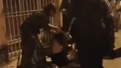 Gaziantep'te 4 kadın, sokakta oturan başka bir kadını sopalarla darbetti