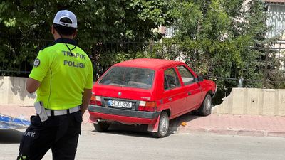 Konya'da dur ihtarına uymayan sürücü önce polise ardından duvara çarptı