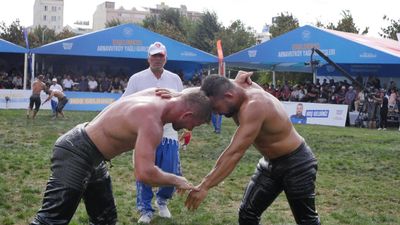 İstanbul'un Kırkpınarında binlerce güreş sever buluştu
