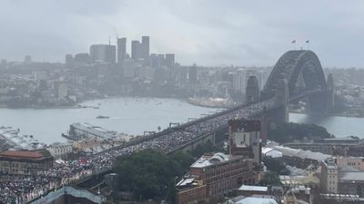 Avustralya'da onbinler yağmur altında Gazze için yürüdü
