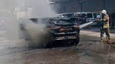 İzmir'de elektrikli otomobil, kendi kendine yandı