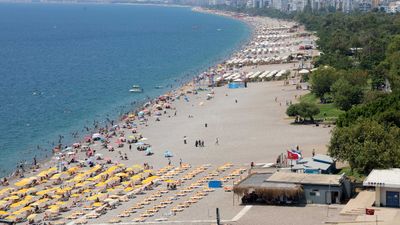 Antalya'daki yüksek sıcaklıklar sonrası Konyaaltı Sahili'nde yoğunluk oluştu