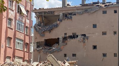 İstanbul'da yıkımı yapılan binanın bir kısmı, bir anda çöktü