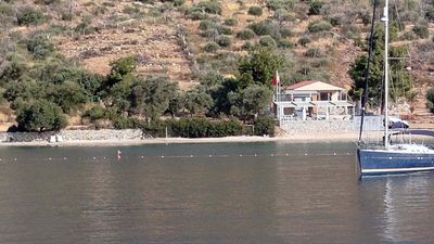 Muğla'da sahile duvar örüldü