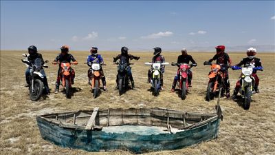 Motosikletleriyle kuruyan Akşehir Gölü'ne dikkat çektiler
