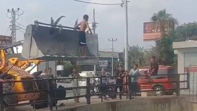 Adana'da iş makinesi çocuklara tramplen oldu