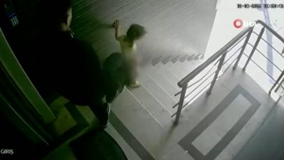 İstanbul'da kızını tekmeleyerek merdivenlerden iten babaya istenen ceza belli oldu