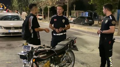 Aksaray'da plakasız motosikletle yakalanan sürücü: Yakından çekme çirkin çıkıyorum