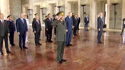 Cumhurbaşkanı Erdoğan, YAŞ üyeleriyle Anıtkabir’i ziyaret etti