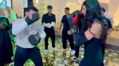 Antalya'da antrenör düğününde öğrencileriyle boks yaptı