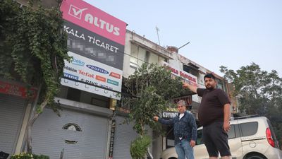 Hatay'da dükkan sahibi sırra kadem basınca parasını ödedikleri eşyalardan oldular