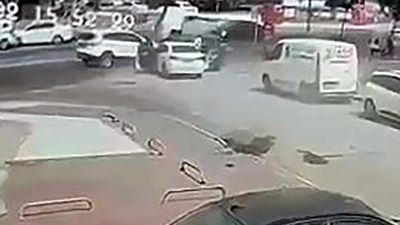 Adana'da uyuşturucu şüphelisi kaçarken, otomobiliye polis aracına çarptı: Yakalandı