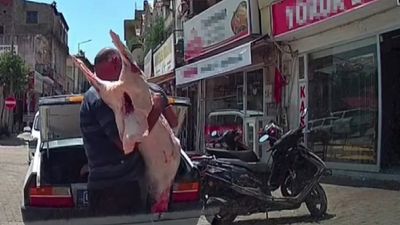 Adana'da hijyen kurallarına uymadan otomobil bagajında et taşıdılar