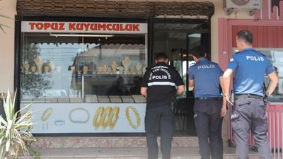Antalya'da kuyumcuyu gasbedip 18 bilezikle kaçtı: Aynı gün yakalandı