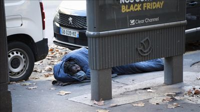 Fransa'da barınma sorununa tepkiler büyüyor: Evsizler Paris Belediye Binası önünde eylem yaptı