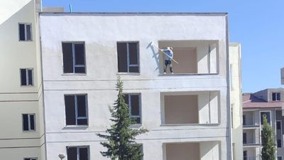 Adıyaman’da korumasız çalışan işçi, yürekleri ağza getirdi