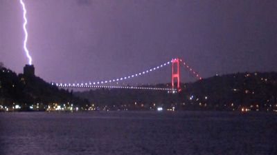 İstanbul'da yağış etkili oldu: Şimşekler geceyi aydınlattı
