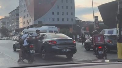 İstanbul'da kendisini sıkıştırdığını iddia ettiği sürücüye yumrukla saldırdı
