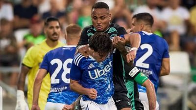 Hazırlık maçında ortalık karıştı: Futbolcular yumruk yumruğa kavga etti