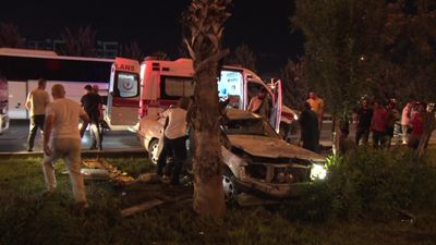 Antalya'daki kazada arabaya sıkışan çocukları babaları sakinleştirdi