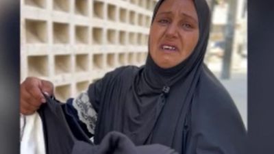 İsrail saldırılarında ölen kızının kıyafetlerini, kalan çocuklarını doyurmak için sattı