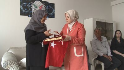 Cumhurbaşkanı Erdoğan'ın mektubu, Kars'ta şehit annesine teslim edildi