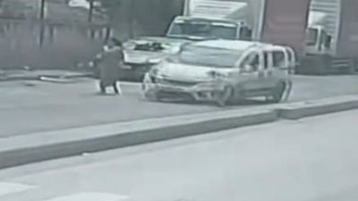 İstanbul Esenler'de çocuğu ezmemek için manevra yapan araç park halindeki otomobile çarptı