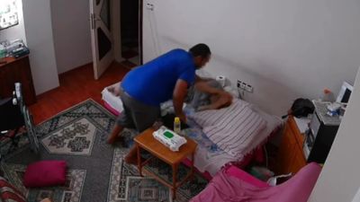 Denizli'de yatalak annesine şiddet uygulayan doktor gözaltına alındı