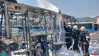 Antalya'da özel halk otobüsü park halindeyken yanarak küle döndü