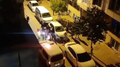 İstanbul'da küçük çocuk, kavgayı ayıran polise yumruk attı