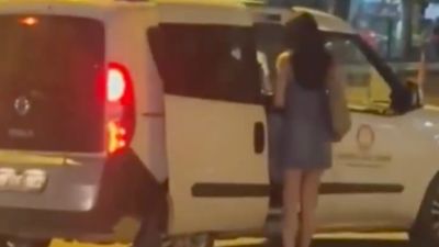 Çorum Valiliği'ne ait resmi plakalı araca, eskortlar binerken görüntülendi