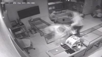 İstanbul'da kuyumcuya giren hırsızlar boş vitrinleri gördü: Alarm çalınca hızla kaçtılar