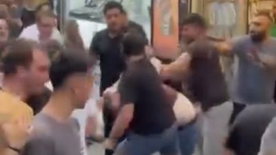 İstanbul'da esnaf arasında tekme ve yumruklu meydan kavgası: Çekpasla saldırdı