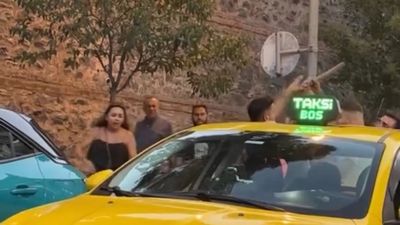 İstanbul'da yol verme kavgası: Sopayla kadının üzerine yürüdü