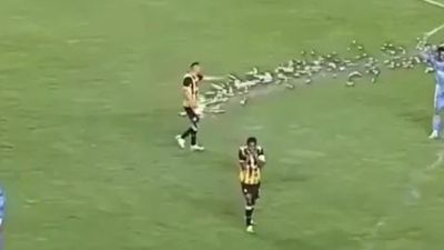 İsrailli taraftarlar Letonya'da ortalığı karıştırdı: Futbolcuya havai fişek attılar