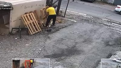 İstanbul'da mağazanın ahşap paletlerini, el arabasıyla çaldı