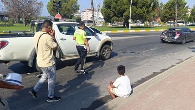 Antalya'da kamyonun çarptığı otomobililn son halini gören çocuk gözyaşlarını tutamadı