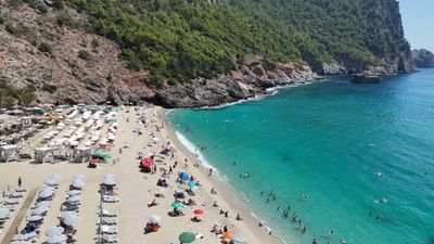 Antalya'da termometreler 38 dereceyi gösterdi: Yerli ve yabancı turistler plajları doldurdu