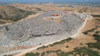 İzmir'de mera alanına yapılan çöp depolamasından geri adım