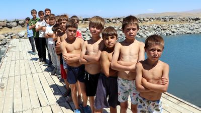 Van Gölü'nde saçları sarıya dönen çocuklara Galatasaray maçına davet