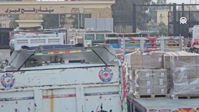 Mısır tarafından kısıtlı sayıda insani yardım tırı sınırdan geçmeye başladı