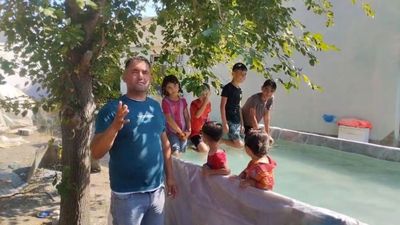 Adana'da çocuklar sıcak yüzünden denize giremeyince traktör römorkundan havuz yaptı