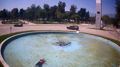 Bursa'da alkollü şahıs süs havuzuna düştü