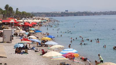 Antalya'da termometreler 43 dereceyi gösterdi: Tatilciler sahillere akın etti